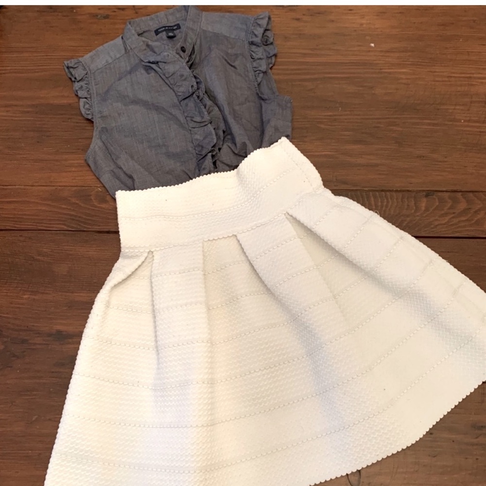 Free with purchase over 500 !! White pleated skirt in size small
